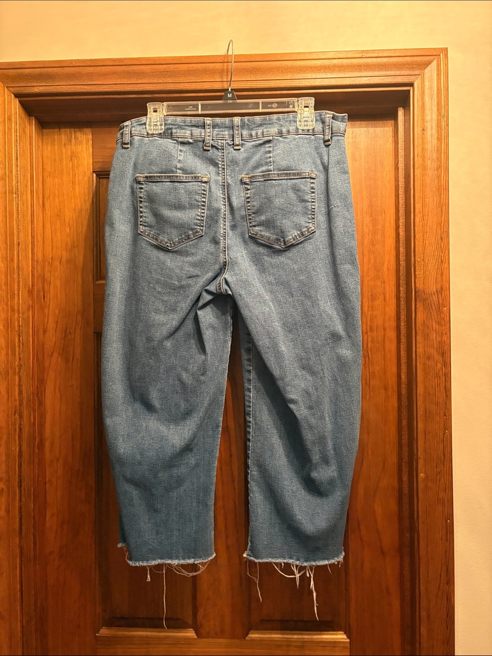 Light Wash Raw Hem Straight Leg cropped jeans size 10 Curvy. Stretchy